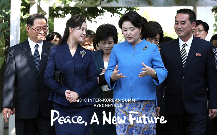 9月18日，访问金元均名称音乐综合大学的金正淑女士（右）和李雪主女士正在前往音乐堂。图片来源：平壤共同采访团

